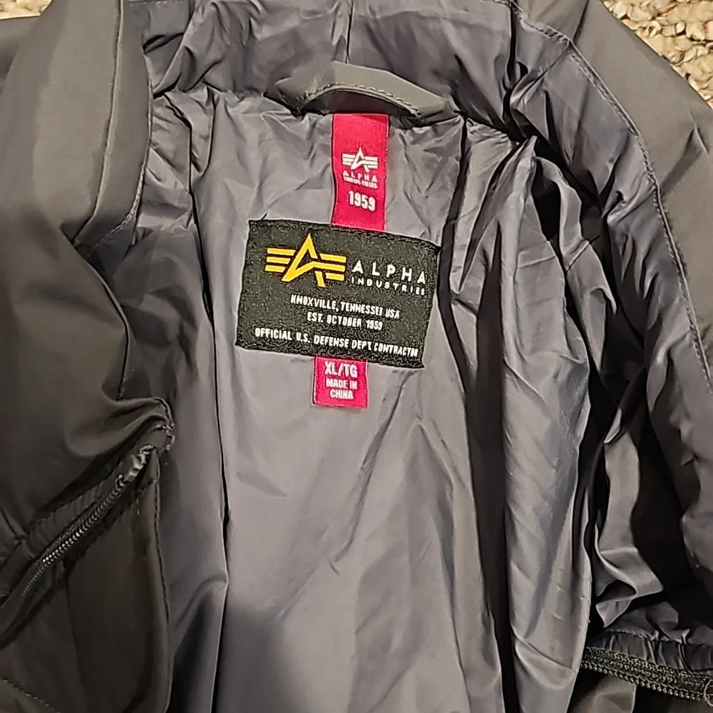 UNISEX gray puffer coat....size XL... LIKE NEW!! ALPHA INDUSTRIES. - Picture 7 of 8